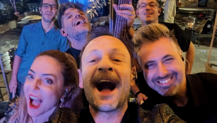 Μπουνιές και κλωτσιές σε τραγουδιστή σε μαγαζί της Αθήνας για… γυναίκες!