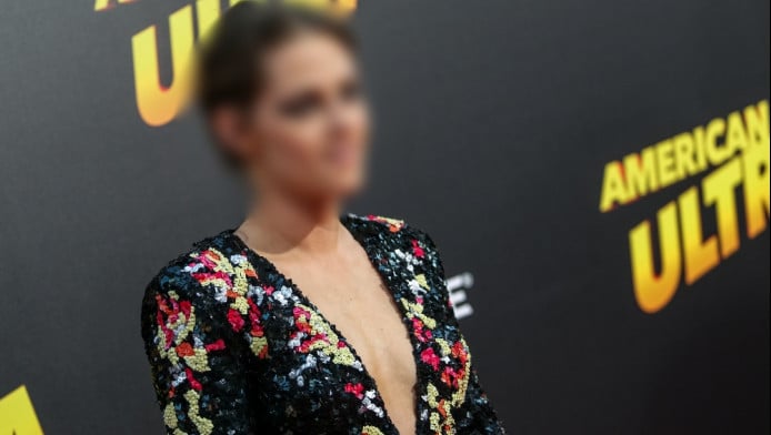 Διάσημη ηθοποιός τρέλανε τα φλας με την διάφανη φούστα της! (ΦΩΤΟ)