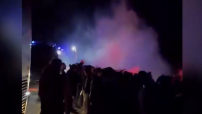 Συνθήματα στο σημείο της τραγωδίας από φίλους του ΠΑΟΚ! (vid)