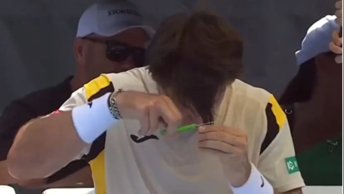 Tενίστας έβγαλε ψαλίδι στη μέση του αγώνα (BINTEO)