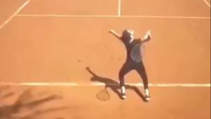 Τενίστρια με wild card δεν ξέρει πώς να κρατάει τη ρακέτα (ΒΙΝΤΕΟ)