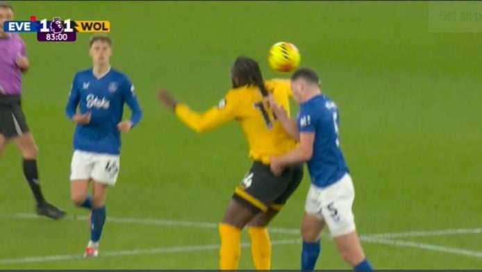 Απίθανη κόκκινη κάρτα για τράβηγμα μαλλιών (ΒΙΝΤΕΟ)