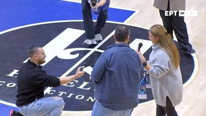 Πανέμορφη στιγμή στο Κολοσσός-Μαρούσι! Πρόταση γάμου στο ημίχρονο