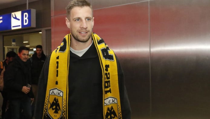 Έμεινε μόνο η ανακοίνωση - Ο Βάργκα στην Αθήνα με κασκόλ ΑΕΚ