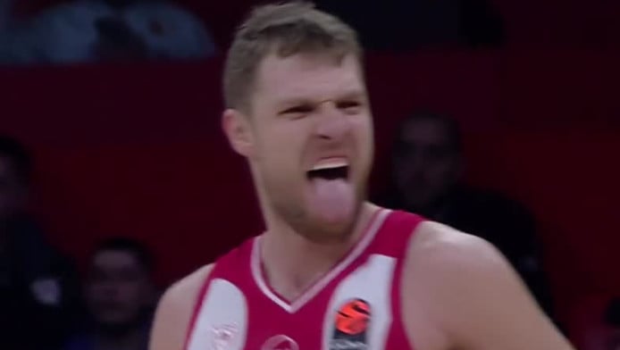 Φοβερή άμυνα Φουρνιέ, buzzer beater Βεζένκοφ και το ΣΕΦ τρελαίνεται! (Vid)