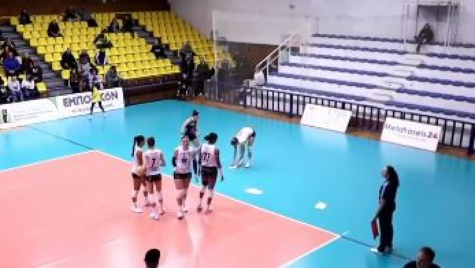 Θεσσαλονίκη: Έπεσαν σοβάδες από ταβάνι δίπλα σε αθλήτρια βόλεϊ (ΒΙΝΤΕΟ)