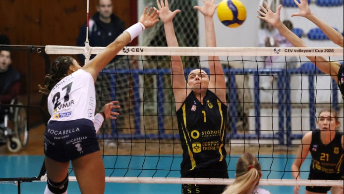 Αδιανόητο: Κομμάτια οροφής έπεσαν δίπλα από παίκτρια στο παρκέ! (ΒΙΝΤΕΟ)