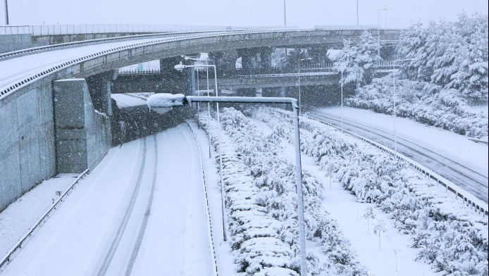 Αλλάζει ξανά ο καιρός: Έρχονται καταιγίδες, χιόνια και σκόνη!