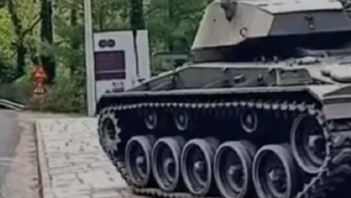 Πόλη της Ελλάδας σε υποδέχεται με ένα άρμα στην είσοδό της