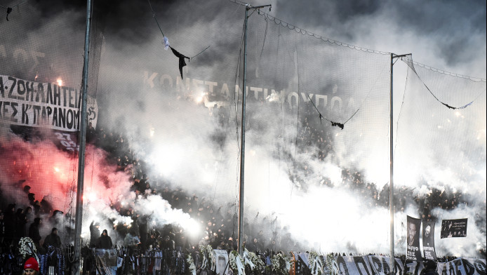 Συγκλονιστικές στιγμές και δάκρυα στην Τούμπα με αμέτρητα καπνογόνα (Vid)