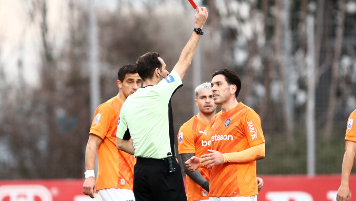 Κόκκινη στον Αθανασίου - Παρέμβαση VAR και τελικά... ούτε φάουλ! (ΒΙΝΤΕΟ)