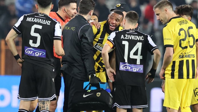 Αγωνία για Μουκουντί! Έφυγε με φορείο και οξυγόνο απ΄το γήπεδο