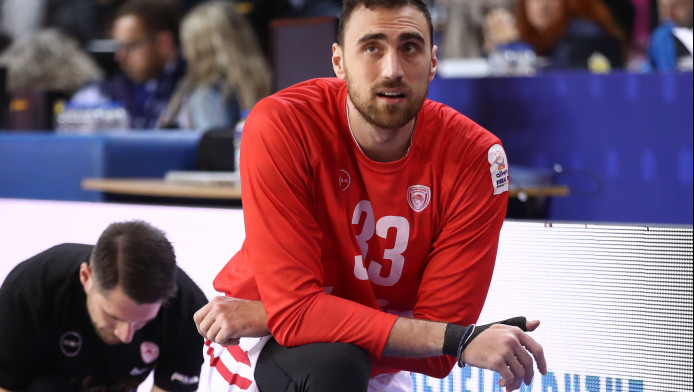 Το… πρόβλημα στον Ολυμπιακό με Μιλουτίνοφ λόγω Τζόουνς (ΒΙΝΤΕΟ)