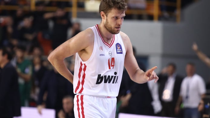 «Συναγερμός» στον Ολυμπιακό: Στα αποδυτήρια ο Βεζένκοφ! (ΒΙΝΤΕΟ)