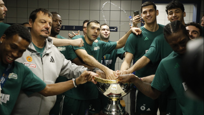 Συγκλονιστική κίνηση Σλούκα στα αποδυτήρια με Αταμάν μετά την κούπα (Vid)