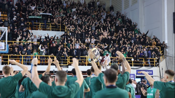 Πανδαιμόνιο στο Ηράκλειο: Εκατοντάδες οπαδοί αποθέωσαν τους Κυπελλούχους!