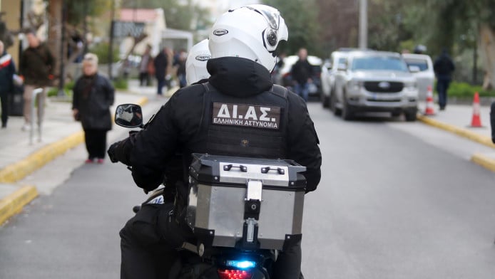 Σκηνές τρόμου στον Βόλο: Πατέρας επιτέθηκε στη σύζυγο και στον γιο τους!