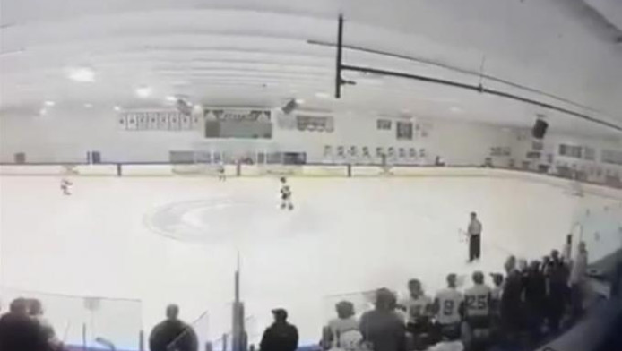 Φρίκη σε αγώνα χόκεϊ: Άνδρας πυροβολεί "εν ψυχρώ" τη σύζυγο & τα παιδιά του