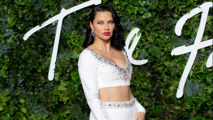 Ποζάρει τυλιγμένη μόνο με μια πετσέτα στο κρεβάτι η Αντριάνα Λίμα! (ΦΩΤΟ)