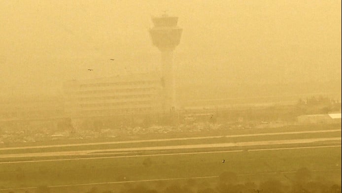 Η αφρικανική σκόνη «πνίγει» την Αθήνα- Πώς να προστατευτείτε, πότε υποχωρεί