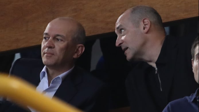 Τετ-α-τετ Μπαρτζώκα με Αγγελόπουλους στο αεροδρόμιο!