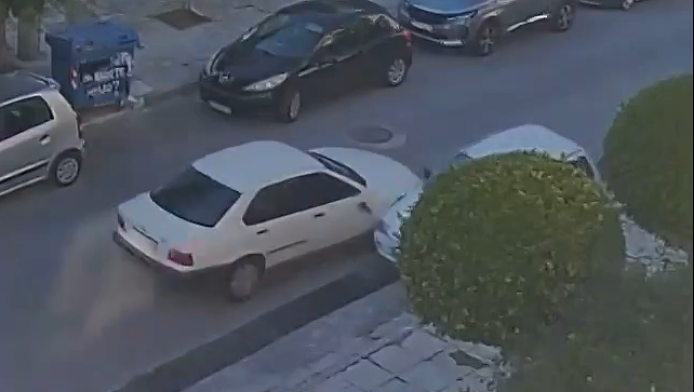 Άλιμος: Η τρελή πορεία μεθυσμένης οδηγού που πήρε σβάρνα 11 αυτοκίνητα (VD)