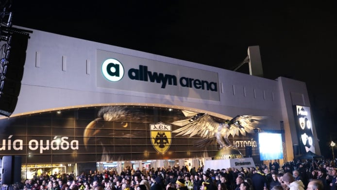 Οπαδός της ΑΕΚ ακρωτηριάστηκε από φωτοβολίδα έξω από την Allwyn Arena (Vid)