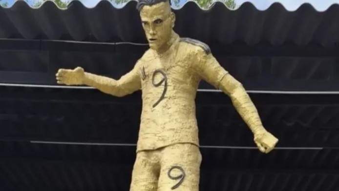ΕΠΟΣ: Το άγαλμα πασίγνωστου ποδοσφαιριστή που είναι δύσκολο να αναγνωρίσεις