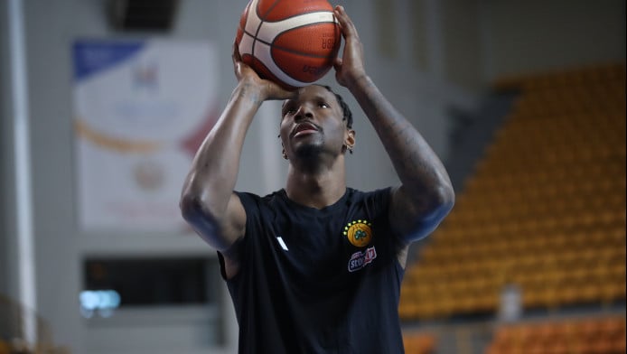 ΠΑΟ: Αποθέωση από οπαδούς - Μόνος του στο γήπεδο 3 ώρες πριν ο Χέιζ-Ντέιβις