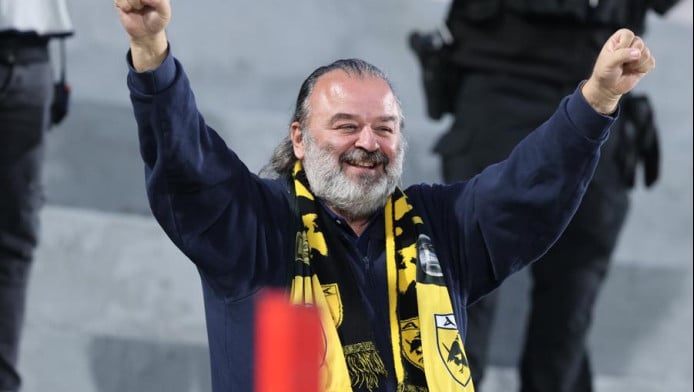 Τρελαμένος ο Ηλιόπουλος! Πανηγύρισε με υψωμένες γροθιές το διπλό της ΑΕΚ