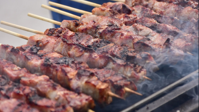 Αυξήσεις και στο... τσίκνισμα: Πόσο ακριβότερο θα πληρώσουμε φέτος το κρέας