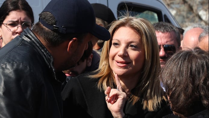 Σύνταγμα: Δεν άφησαν την Καρυστιανού να μιλήσει - Τσακωμός με Ρούτσι (Vid)