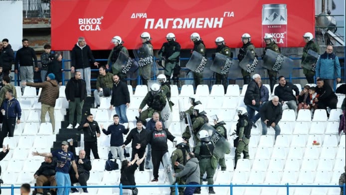 Χαμός στη Νίκαια - Επεισόδια μεταξύ οπαδών - Πήρε το παιδί του ο Αντόνισε