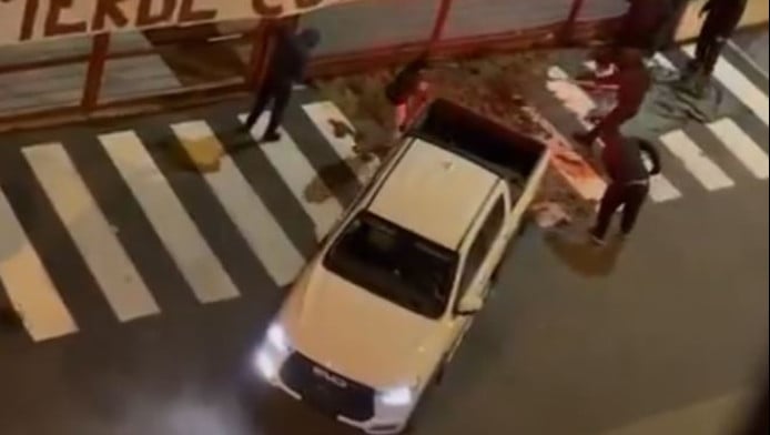 Πρωτοφανής διαμαρτυρία οπαδών: Πέταξαν κοπριά έξω από προπονητικό κέντρο