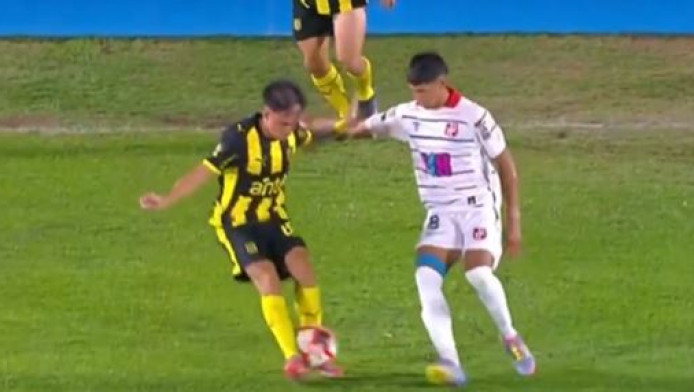 "Μαγεία" με διπλή ποδιά στο πρωτάθλημα Ουρουγουάης (ΒΙΝΤΕΟ)