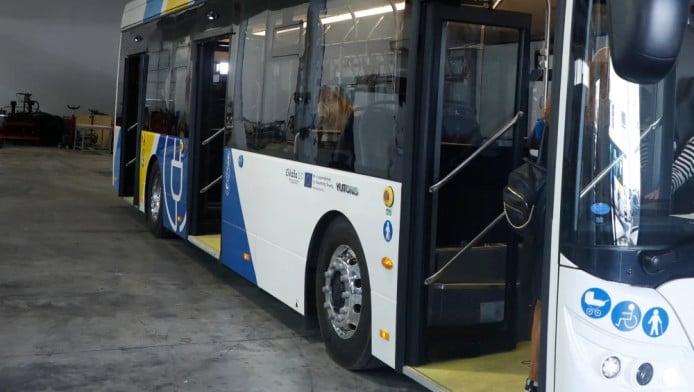 Άγριο ξύλο μέσα σε αστικό λεωφορείο – Επιβάτες «πιάστηκαν» στα χέρια