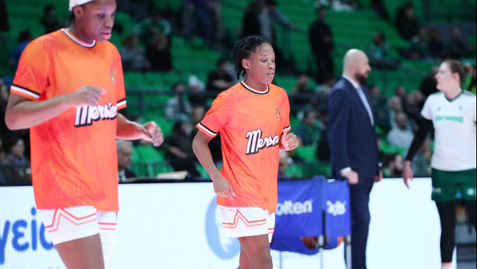 Η Μερσίν καταγγέλλει «προκλητικά πανό στην Ελλάδα» και καλεί τον κόσμο της