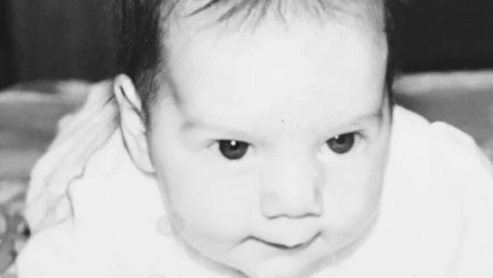 Το μωράκι στη φωτογραφία είναι γνωστή Ελληνίδα - Την αναγνωρίσατε;