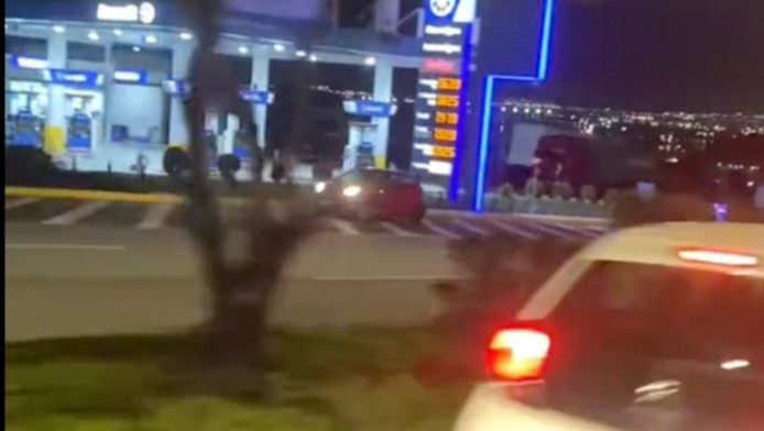 Αδιανόητο: Οδηγός πήγαινε με την όπισθεν στη ΛΕΑ της λεωφόρου Σχιστού (Vid)