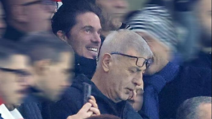 Από τη σκηνή… στην εξέδρα: Ο Νίκος Οικονομόπουλος στο γήπεδο!