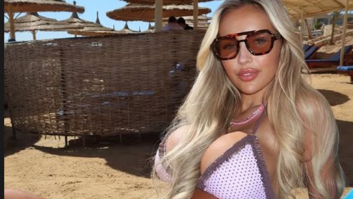 Από το γήπεδο, στην παραλία: Σύντροφος ποδοσφαιριστή σε αποκαλυπτικές πόζες