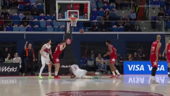 Δεν γίνεται να το έβαλε αυτό ο Ομορόγι - Καλάθι πέφτοντας στο παρκέ (Vid)