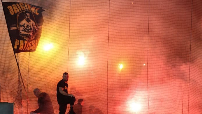 Βαρύτατη “καμπάνα” στους οπαδούς ΑΕΚ για την ομπρέλα με Ολυμπιακό! -Η ποινή