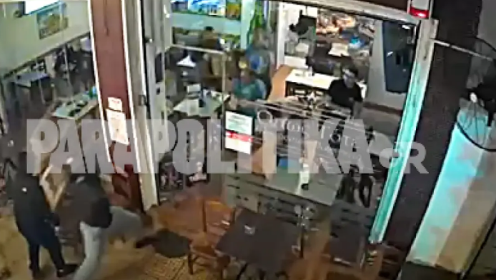 Χάος στο Κουκάκι - Άγρια επεισόδια μεταξύ οπαδών του Παναθηναϊκού (ΒΙΝΤΕΟ)