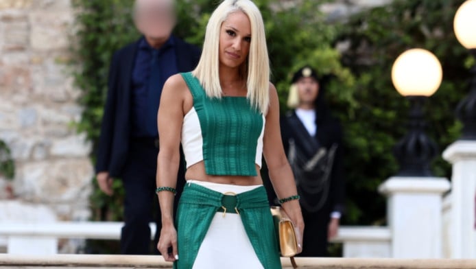 Γυναικάρα! Παρουσιάστρια του MEGA ποζάρει ως μοντέλο - Δείτε βίντεο