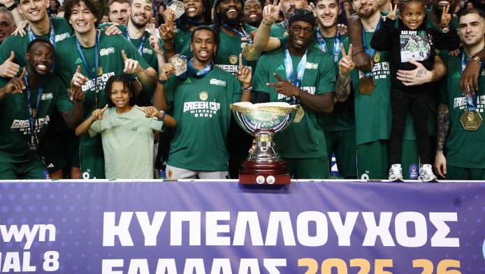 Μεγαλείο Σλούκα στην απονομή - Τεράστια κίνηση! (ΒΙΝΤΕΟ)