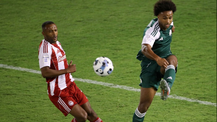 Γιατί οι παίκτες του Ολυμπιακού πασάρουν πάντα στην ίδια πλευρά;