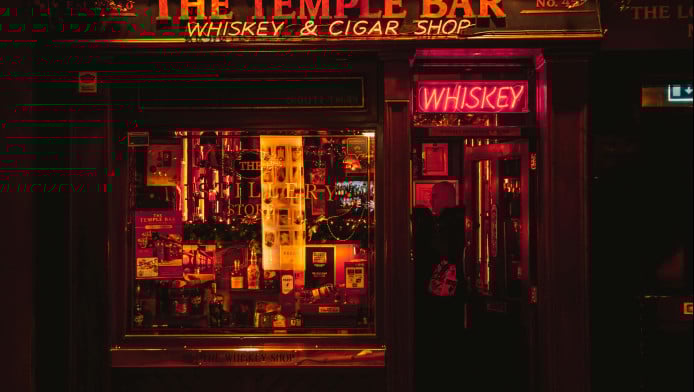 Ηθοποιός πλακώθηκε σε μπουνιές έξω από μπαρ και συνελήφθη! (ΦΩΤΟ)