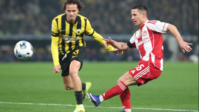 Η στιγμή της ρίψης από τον Ποντένσε στην κερκίδα (ΒΙΝΤΕΟ)