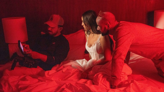 H Ελληνίδου με sexy κορσέ! Βackstage φώτο απ'το βίντεοκλιπ "Εξηγήστε μου"